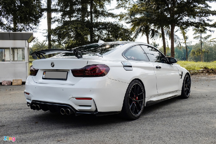Nguyên bản, đây là chiếc BMW 428i bản Coupe. Là mẫu xe 2 cửa, 428i có sẵn ngoại hình thể thao, năng động. Do đó, kiểu dáng của 428i và M4 không có quá nhiều khác biệt. Để nâng cấp thành M4, chủ xe chỉ lắp bộ bodykit chính hãng vào 428i. Do là hàng chính hãng, bộ bodykit này có độ hoàn thiện cao, giúp xe trông giống M4 hơn.