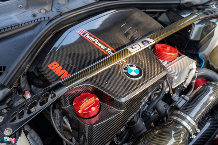 Nguyên bản, BMW 428i sử dụng động cơ tăng áp 4 xy-lanh 2.0L, sản sinh công suất 245 mã lực. Chiếc xe trong bài đã được thay lọc gió, ống dẫn khí nạp, két nước giải nhiệt lớn hơn. Bên cạnh đó, xe được tinh chỉnh ECU và hộp số. Nhờ những thay đổi này, công suất của chiếc 428i tăng thêm 100 mã lực, đạt mức 345 mã lực.
