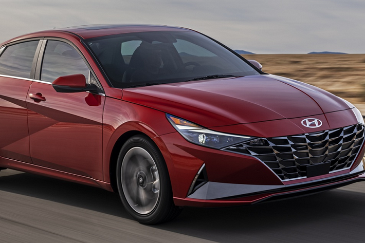 Elantra 2021 được lột xác hoàn toàn với ngôn ngữ thiết kế Sensuous Sportiness, tương tự đàn anh Sonata. So với đời cũ, Elantra 2021 trông điệu đà và thể thao hơn.