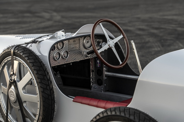 Bản Vitesse và Pur Sang được sơn màu giống với các mẫu siêu xe Bugatti cổ điển. Ngoài ra, còn có tùy chọn màu ngoại thất giống với siêu xe Chiron. Riêng bộ khung của bản Pur Sang làm bằng chất liệu nhôm và được chế tác thủ công.