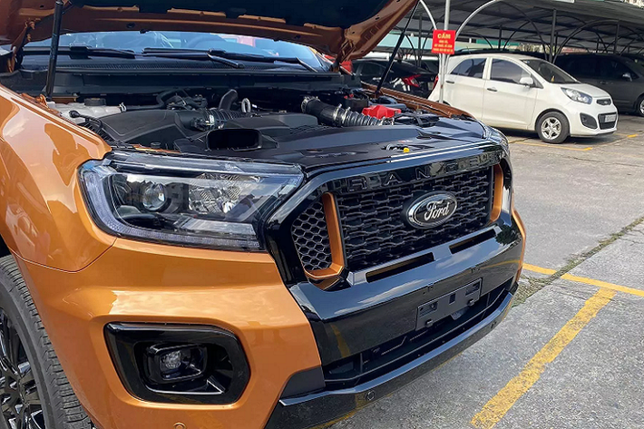 Là phiên bản nâng cấp facelift giữa đời, bán tải Ford Ranger chỉ tập trung vào việc thay đổi ngoại hình với những nâng cấp nhẹ để hấp dẫn khách hàng. Nâng cấp nổi bật và đáng chú ý nhất là cụm lưới tản nhiệt mới to bản và được sơn đen bóng bắt mắt trên phiên bản Wildtrak cao cấp. Mâm được sơn đen bóng “ton sur ton” với nhiều chi tiết màu đen ở ngoại thất nhằm giúp chiếc bán tải mạnh mẽ và cá tính hơn.