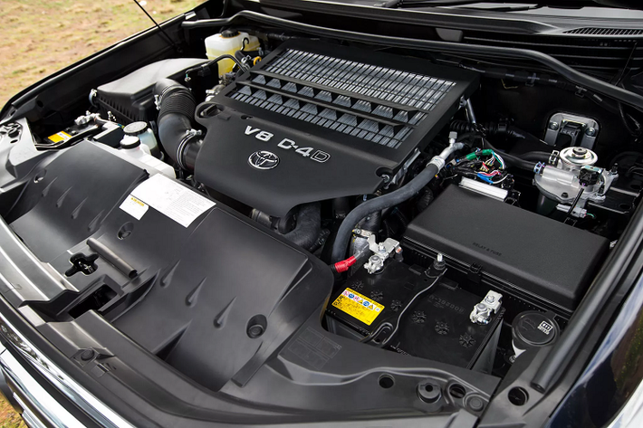 Động cơ dầu V8 4.5L tăng áp (mã 1VD-FTV). Động cơ dầu V8 dung tích 4.5 lít (4.461cc) 1VD-FTV trên Lanc Cruiser cho công suất tối đa 249 mã lực và mô-men xoắn cực đại 650Nm đạt được ngay tại dải vòng tua 1.600 - 2.600 vòng/phút. Sử dụng kết hợp với hộp số tự động 6 cấp (6AT). Ngoài dòng Land Cruiser, động cơ dầu V8 4.5L (1VD-FTV) này còn được hãng xe Toyota lắp trên mẫu SUV hạng sang – Lexus LX phiên bản “450d” máy dầu được bán ở các thị trường như Nga.
