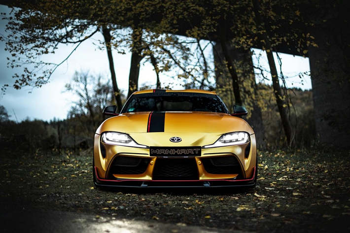 Bất kể nhanh đến thế nào, Toyota Supra GR 550 trông cực kỳ táo bạo khi nó được bọc vào màu sáng chói, họa tiết chất thể thao và một cánh gió trước từ AC Schnitzer. Mẫu xe cũng có các thanh ốp sườn khí động học, lò xo hạ thấp H&R và bộ la-zăng 20 inch với lớp sơn hoàn thiện màu đen sa tanh.