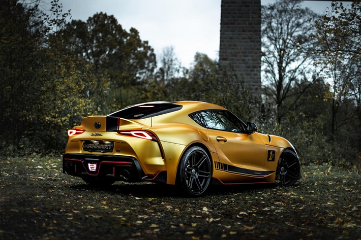 Bắt đầu ở dưới nắp capô của Toyota Supra 2020 mới, khối động cơ 6 xi-lanh dung tích 3.0 lít đã được trang bị với một bộ tăng áp nâng cấp, một ống hút khí bằng sợi carbon và bộ ECU tối ưu hóa. Đồng thời, Manhart còn bổ sung thêm những ống nạp mới, một bộ tản nhiệt hiệu suất cao và một hệ thống ống xả thể thao mà “để lại ấn tượng lâu dài với âm thanh đã tai”.