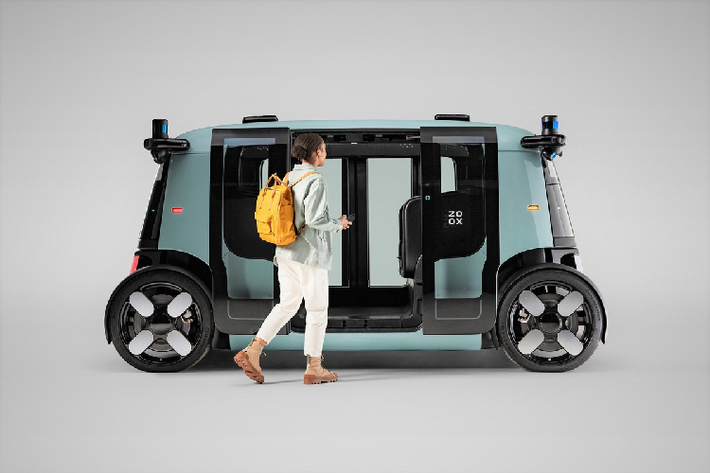 Chiếc robotaxi của Amazone hiện chưa có tên cụ thể mà được gọi chung là một phương tiện tự hành chạy điện. Công ty công nghệ Mỹ cho biết chiếc taxi được trang bị bộ pin dung lượng lên đến 133 kWh, cho phép xe hoạt động liên tục trong 16 giờ và vận tốc tối đa có thể đạt hơn 120 km/h.