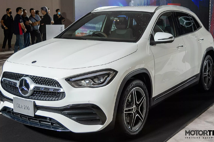Trong khu vực Đông Nam Á, Thái Lan là một trong những quốc gia sớm bán ra nhiều mẫu xe mới nhất, và Mercedes-Benz GLA 2021 mới cũng không ngoại lệ. Trên thực tế, đã có nhiều mẫu xe bán ở thị trường Thái có trang bị phiên bản gần giống với thị trường Việt. Chính vì thế, những mẫu xe mới ra mắt trên đất Thái rất đáng để chúng ta tham khảo về động cơ, trang bị và cả giá bán.