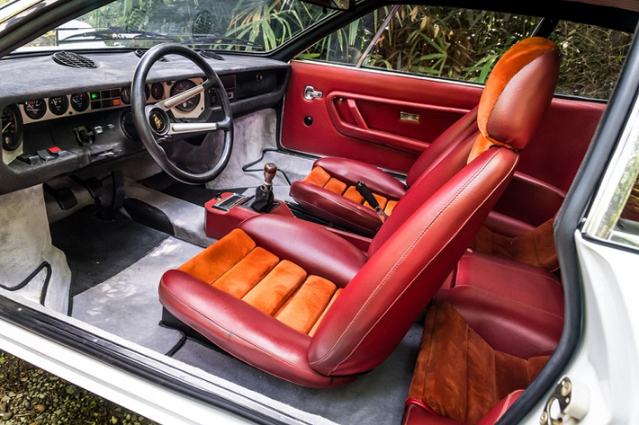 Lamborghini Urraco còn sử dụng 4 bộ chế hòa khí Weber do chính Marcello Gandini thiết kế. Lamborghini Urraco có chiều dài 4,23 m. Khoang lái sở hữu bảng điều khiển, cụm đồng hồ và vô-lăng khác lạ ở thời điểm đó.