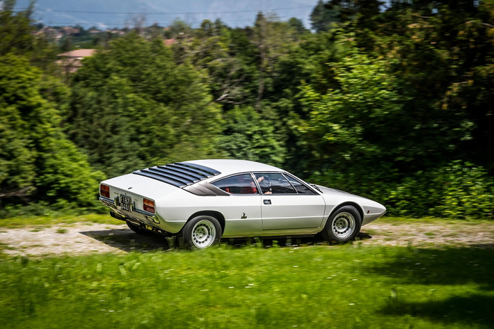 Từ năm 1975 tới 1979, Lamborghini chỉ sản xuất 190 chiếc P300, sử dụng động cơ 3.0L lớn hơn cho công suất 265 mã lực.