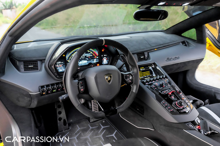 Thân xe mang nhiều nét tương đồng với các thế hệ Aventador trước đó, tuy nhiên Lamborghini đã bổ sung thêm cánh gió hông ở hai bên đuôi xe và hốc hút gió cũng được mở rộng hơn đáng kể. Logo “Aventador SVJ” bằng kim loại đặt phía trước vòm bánh sau, xe sử dụng bộ mâm đa chấu Nireo Forged sơn bạc có đường kính 20 inch ở bánh trước và 21 inch ở bánh sau. Ẩn bên trong là cùm phanh Lamborghini sơn bạc cỡ lớn, kết hợp với đĩa phanh carbon ceramic.