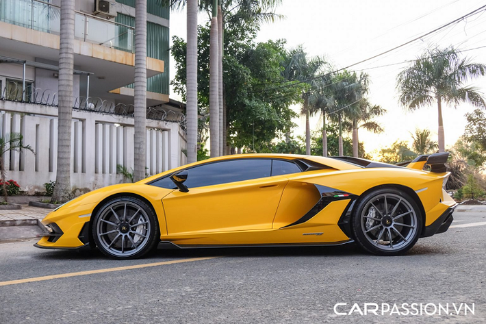 Xe có thể tăng tốc từ 0-100 km/h trong 2,8 giây, 0-200 km/h trong 8,6 giây và có tốc độ tối đa hơn 350 km/h. Theo một số nguồn tin, giá xe Lamborghini Aventador SVJ thứ 2 tại Việt Nam có mức dự kiến dao động trong khoảng trên 2,3 triệu USD (khoảng 53 tỷ đồng). Trong khi đó tại Mỹ, mẫu xe này đã có giá khởi điểm từ 517.700 USD (khoảng 12 tỷ đồng).
