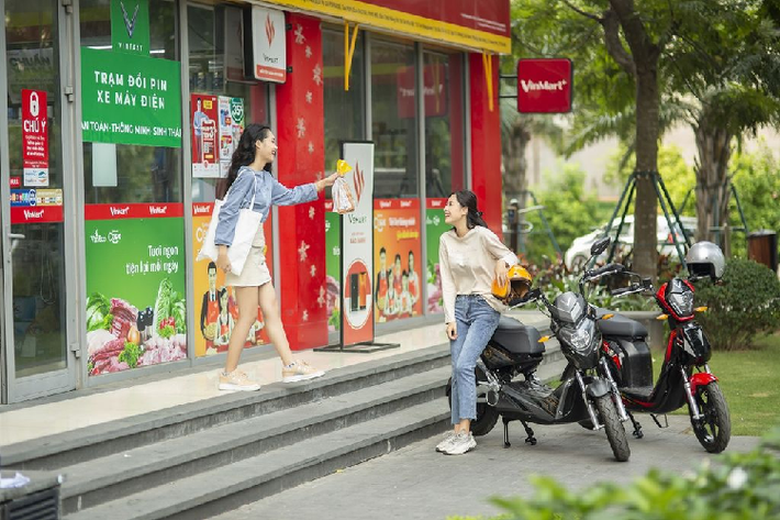 Ngoài ra, hãng xe Việt còn tiên phong áp dụng hình thức thuê pin để sử dụng trong suốt vòng đời sản phẩm. Với hình thức này, người dùng giảm được chi phí mua xe ban đầu. Rủi ro trong quá trình sử dụng như cháy nổ khi sạc cũng được loại bỏ. Đây là những nguyên nhân chính khiến người tiêu dùng ngần ngại với xe máy điện.