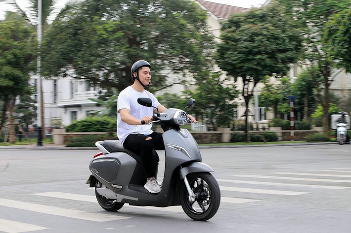 Xe máy điện của VinFast được thiết kế theo phong cách châu Âu, hướng tới sự thanh lịch và hiện đại, nhưng vẫn đảm bảo được tính thực dụng để sử dụng hàng ngày. Quãng đường di chuyển tối đa mỗi lần đổi pin của VinFast KlaraS, Impes và Ludo lần lượt là 120 km, 68 km và 70 km.