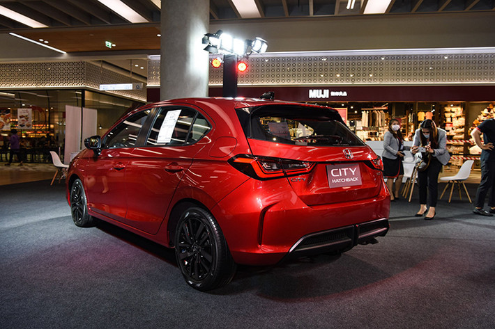 Tại thị trường Thái Lan, Honda City Hatchback 2021 sẽ có tổng cộng 6 màu sơn ngoại thất là đỏ Ignite Red Metallic, trắng Platinum White Pearl, xám Meteoroid Grey Metallic, xám Sonic Grey Pearl, đen Crystal Black Pearl và trắng Taffeta White.