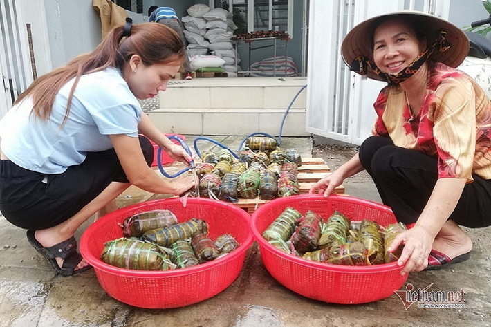 Khởi xướng việc gói bánh trưng và bánh tét là bà Nguyễn Thị Loan (60 tuổi, quê Nghệ An) hiện đang sinh sống tại phường Phú Hữu, quận 9