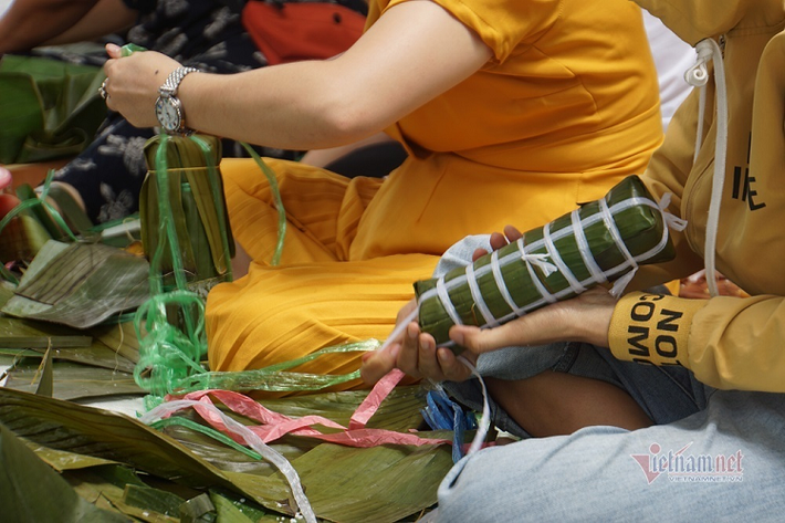 Theo chị Trang, bánh chưng, bánh tét là thực phẩm dễ ăn, no lâu, cũng dễ vận chuyển. Bánh sau khi nấu chín sẽ được rửa qua nước sạch, để khô ráo rồi cho vào túi nilon và hút chân không nhằm giúp bánh giữ được lâu hơn