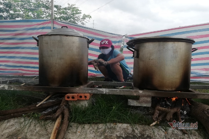 Những nồi bánh chất đầy nghĩa tình của người Sài Gòn gửi gắm đồng bào 'miền Trung ruột thịt'