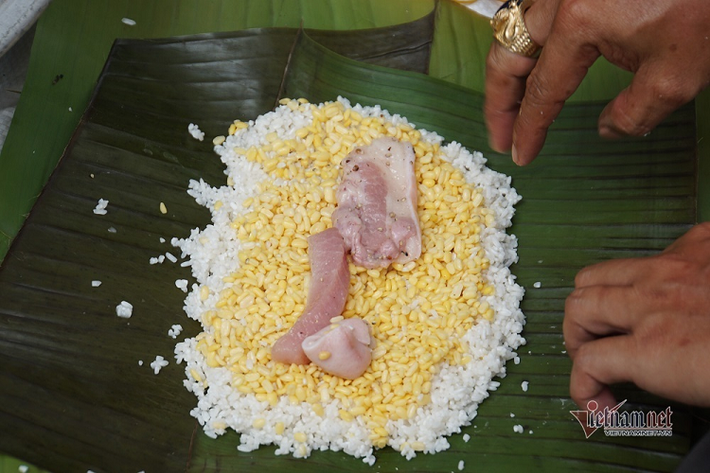 Bánh được gói bằng lá dong, lá chuối xen lẫn. Nhân được làm bằng đậu xanh vo sạch, thịt heo đảm bảo chất lượng, vệ sinh