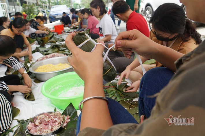 Bánh sau khi gói xong sẽ được đưa đi nấu. Công đoạn này mất khá nhiều thời gian