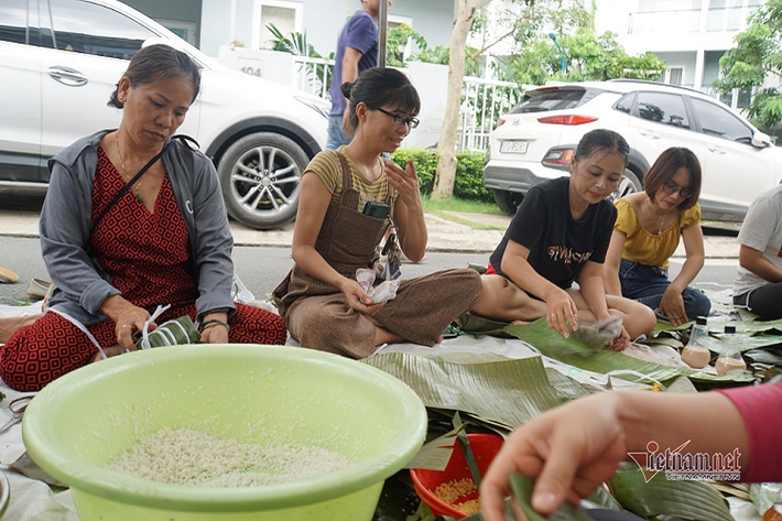 Chị Lê Huyền Trang (con gái bà Loan) cho biết, lúc đầu mẹ chị dự tính làm 500 chiếc bánh chưng. Nhưng khi kêu gọi trên mạng xã hội thì rất nhiều người gọi điện, nhắn tin muốn chung sức mang lá, nếp, thịt heo, đậu xanh… đến và đến gói cùng
