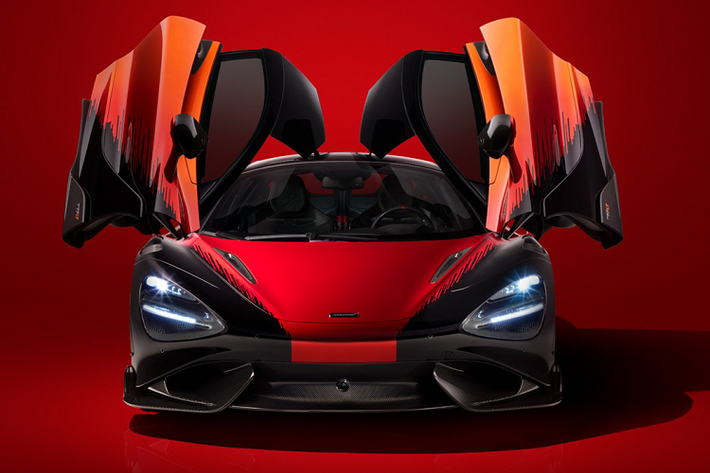 Xe được trang bị cùm phanh hai màu với cùm phanh phía trước có màu đỏ Volcano Red và phía sau màu cam Azores. Thêm vào đó, những chiếc chìa khóa theo xe cũng được sơn với họa tiết phỏng theo màu thân xe của Strata. Mức giá độ McLaren 765LT Strata chưa được công bố.