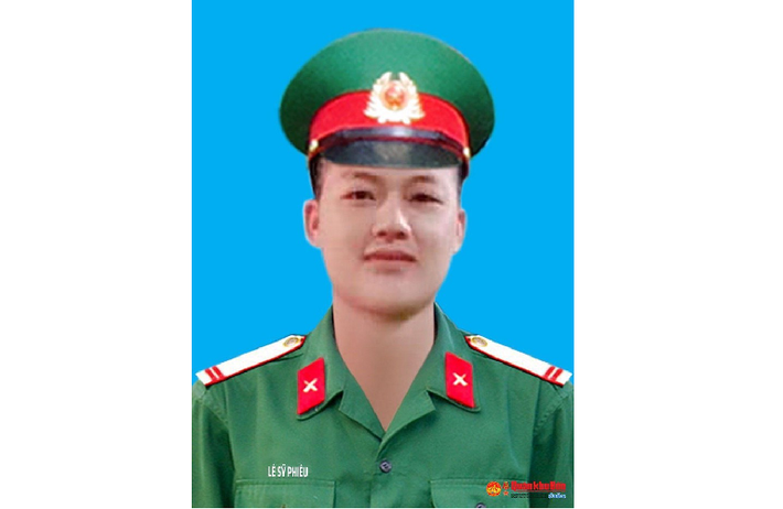 Trung sĩ, liệt sĩ Lê Sỹ Phiêu (SN 1997), Chiến sĩ, Phòng Tham mưu - Kế hoạch. Quê quán: Thuần Thiện, Can Lộc,Hà Tĩnh. Huân chương Bảo vệ Tổ quốc hạng Ba; Huy hiệu “Tuổi trẻ Dũng cảm”. Lễ an táng tổ chức vào ngày 24/10 tại Nghĩa trang gia đình, xã Thuần Thiện, huyện Can Lộc, tỉnh Hà Tĩnh.