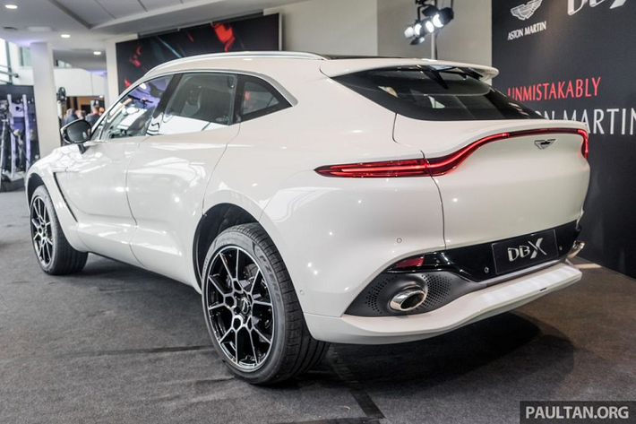 "Trái tim" của DBX là khối động cơ AMG V8 4.0L tăng áp kép, cho ra công suất tối đa 550 mã lực và 700 Nm mô-men xoắn cực đại. Những thông số này về cơ bản khá tương đồng với những "người anh em" như Vantage hay DB11 V8. Siêu phẩm mới chỉ mất 4,5 giây để tăng tốc từ 0-100km/h trước khi đạt vận tốc tối đa 291km/h.