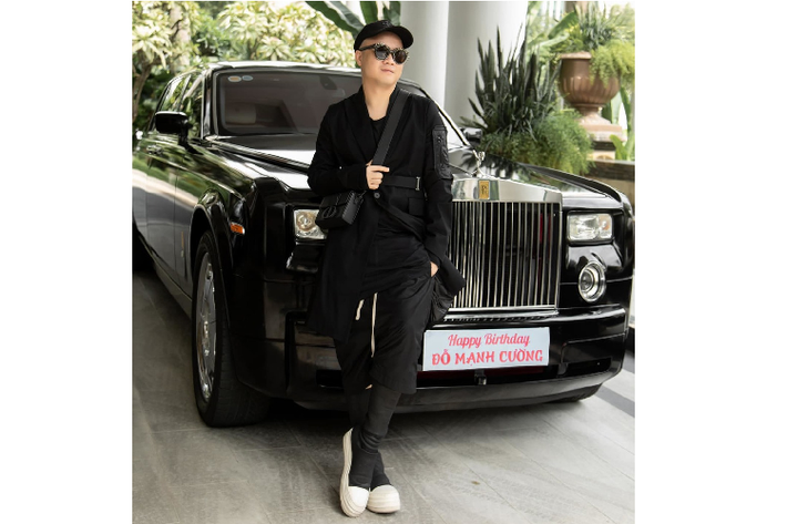 Dường như cuộc sống trong mùa dịch của NTK Đỗ Mạnh Cường vừa qua không bị ảnh hưởng gì khi anh vừa chi tiền tỷ tổ chức show diễn cá nhân thứ 10. Hồi đầu tháng 6/2020 anh gây chú ý khi mua xế hộp 5,5 tỷ đồng với lý do xe cũ màu đen còn tốt nhưng chưa thực sự may mắn nên quyết định sắm xe mới tông trắng hy vọng "đổi vận". Tuy nhiên vừa được nửa năm, Đỗ Mạnh Cường tiếp tục chứng tỏ sự giàu có khi "tậu" thêm chiếc xe siêu sang Rolls-Royce Phantom để mừng tuổi mới