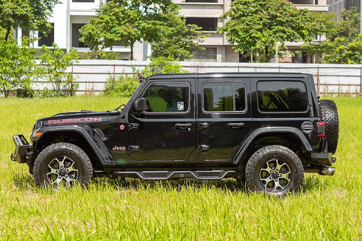 Được biết, thương hiệu Jeep sắp phân phối chính hãng nhiều dòng xe tại thị trường Việt trong tháng tới, có thể sớm nhất là tháng 11 năm nay. Trong đó, có dòng Wrangler… tạo điều kiện cho người chơi xe Jeep tại Việt Nam có thể tiếp cận các dịch vụ sửa chữa, bảo dưỡng xe chính hãng. Dẫu vậy, lựa chọn xe chạy “lướt” giúp chủ nhân tiết kiệm khá nhiều chi phí.