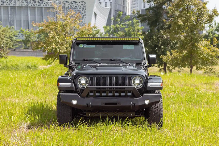Để lăn bánh chiếc Jeep Wrangler Unlimited Rubicon mới này và chi phí lắp nhiều phụ kiện và đồ chơi off-road, chủ xe đã chi không dưới 4,5 tỷ đồng. Tuy nhiên, sau 7.000 km chủ xe đã quyết định rao bán lại với mức giá 3,65 tỷ đồng, tức “lỗ” gần 1 tỷ đồng. Mức giá này rất dễ tiếp cận dành cho những ai đam mê dòng xe SUV việt dã nhà Jeep.