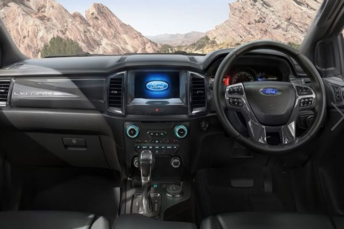 Các trang bị nội thất của mẫu xe SUV Ford Everest thế hệ mới vẫn được giữ nguyên, nổi bật là hệ thống thông tin giải trí SYNC 3 qua màn hình cảm ứng, tương thích với cả Apple CarPlay và Android Auto, camera lùi, cảm biến lùi, điều hòa tự động,…