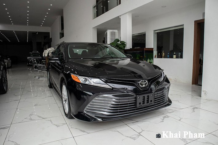 Ghế ngồi trên Toyota Camry được bọc da với tính năng chỉnh điện 10 hướng kèm 3 chế độ sưởi ấm. Điểm thu thiệt mà người dùng Toyota Camry XLE phải chấp nhận đó là hàng ghế sau xe chỉ có bệ tỳ tay kiêm để cốc thay vì màn hình cảm ứng có thể chỉnh ghế điện.