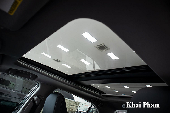 Với phiên bản nhập tư nhân, Toyota Camry XLE sử dụng màn hình cảm ứng 8 inch kết nối với hệ thống 9 loa JBL. Tuy nhiên, Mỹ là quốc gia khí hậu lạnh nên xe chỉ được trang bị hệ thống điều hòa 2 vùng thay vì 3 vùng ở bản 2.5Q.
