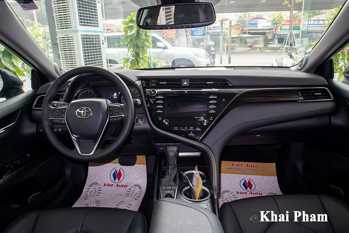 Ngoại thất của chiếc sedan hạng D nhà Toyota đủ sự lịch lãm pha trộn với phong cách trẻ trung của thế hệ thứ 8. Phiên bản nhập khẩu Mỹ tương tự bản chính hãng với đèn pha Bi-LED kết hợp 3 dây LED định vị ban ngày quen thuộc. Lưới tản nhiệt của xe mở rộng hình thang nổi bật là nét ấn tượng của thế hệ mới.