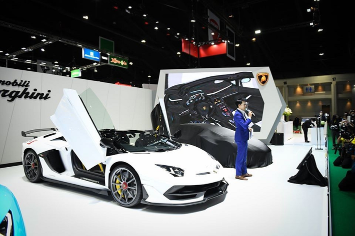 Dòng siêu xe Lamborghini Aventador SVJ Roadster chỉ được sản xuất giới hạn 800 xe trên toàn thế giới nhưng ước tính các đại gia Đông Nam Á đã thu gom được hơn 20 xe. Trong đó, Lào và Việt Nam mỗi nước có một chiếc Lamborghini Aventador SVJ Roadster, phần còn lại chia đều cho các nước khác, trong đó, các nhà giàu Thái Lan ước tính sở hữu trên 4 chiếc siêu xe mui trần Lamborghini Aventador SVJ Roadster.