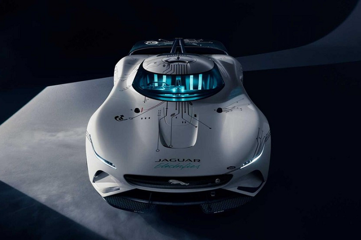 Hồi tháng 10/2019, Jaguar đã khiến nhiều người bất ngờ khi chính thức gia nhập giải đua xe thế giới ảo với mẫu Vision Gran Turismo. Giờ đây, thương hiệu Anh Quốc lại khiến mọi fan hâm mộ thêm một lần bất ngờ với một phiên bản táo bạo, tân tiến hơn nữa. Lấy tên gọi Jaguar Vision Gran Turismo SV, chiếc xe đua “hư cấu” này đang trên đường tiến đến PlayStation vào năm 2021 với phong cách dung hợp cả nét cổ điển và tương lai.