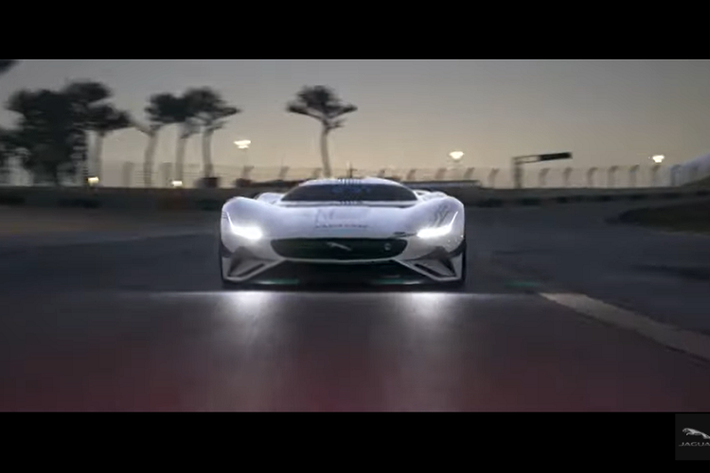 So sánh với bản xe trước đây, Vision Gran Turismo SV có mang tấm chẻ gió phía trước được thiết kế mới và cánh gió phía sau kiểu mở ra để hạ thấp hệ số lực cản xuống 0,398, một kỳ tích ấn tượng đối với một chiếc xe đua.