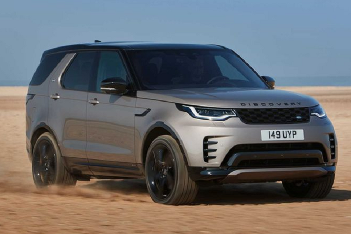 Land Rover Discovery 2021 facelift đã được cải tiến toàn diện từ trong ra ngoài, và hệ thống thông tin giải trí hoàn toàn mới là thứ nổi bật nhất. Đó là hệ thống Pivi Pro mới qua màn hình cảm ứng 11,4 inch. Pivi Pro được thiết kế có bố cục menu đơn giản hơn, phản hồi nhanh hơn và khả năng cập nhật qua mạng (OTA), tuyệt vời hơn rất nhiều so với hệ thống Land Rover InControl Touch Pro trước đây.