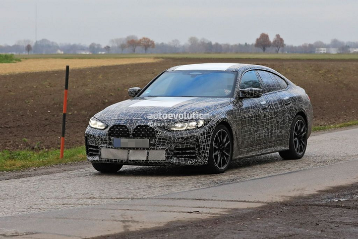 Nhìn từ phía bên hông, BMW 4-Series Gran Coupe 2022 mang tới tạo hình như một chiếc 3-Series với phần mái phía sau dốc nhiều hơn và cấu tạo 4 cửa.