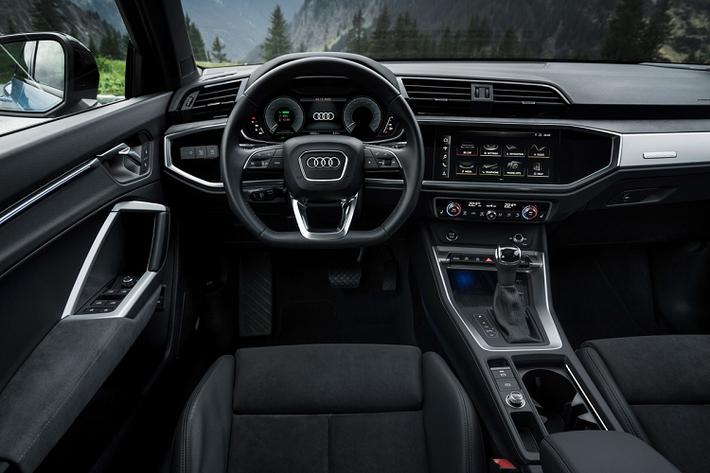 Bên trong, khoang lái giống hệt với Audi Q3 phiên bản thông thường. Những chi tiết nổi bật có thể kể đến như bảng đồng hồ tốc độ 10,25 inch (hoặc 12,3 inch đối với bản cao cấp), màn hình thông tin giải trí 10,1 inch với kết nối Apple CarPlay và Android Auto.