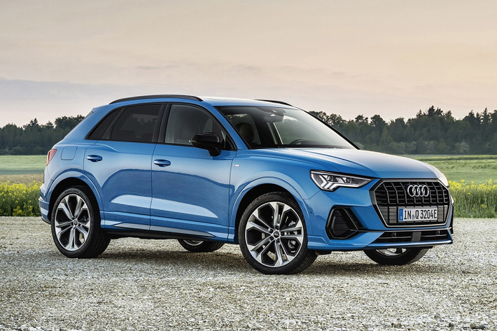 Audi Q3 2021 mới vừa được giới thiệu biến thể sử dụng động cơ hybrid cắm sạc (plug-in hybrid, PHEV) với tên mã 45 TFSI e. Tại châu Âu, bộ đôi Audi Q3 45 TFSI e và Audi Q3 Sportback 45 TFSI e mới được phân phối với nhiều biến thể. Trong đó, phiên bản Technik chỉ dành cho Audi Q3, phiên bản Vorsprung, S Line và Black Edition sẽ có cho cả model SUV và SUV Coupe.