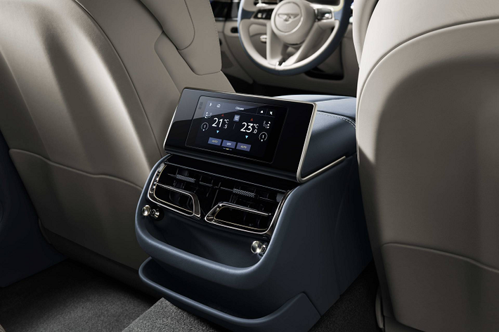 Sự khác biệt lớn nhất của Flying Spur 2020 so với phiên bản trước là chiều dài cơ sở được tăng thêm 130 mm, qua đó giúp xe sở hữu một không gian nội thất rộng rãi và thoải mái hơn, bên cạnh phong cách thiết kế vô cùng sang trọng và tinh tế quen thuộc của Bentley.