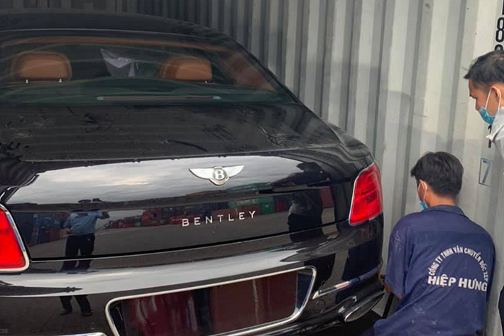 Về mặt thiết kế, Flying Spur 2020 là sự kết hợp hoàn hảo giữa những tính năng độc đáo của một chiếc limousine siêu sang với khả năng vận hành mạnh mẽ của một chiếc sedan thể thao hiệu suất cao. Xe sở hữu kết cấu khung sườn mới bằng nhôm và composite, đồng thời được trang bị các thanh chống lật chủ động được điều khiển bằng dòng điện 48V giúp xe giữ thăng bằng tốt hơn.