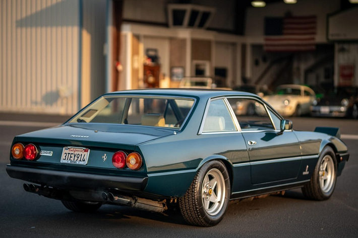Chỉ có 1.305 chiếc Ferrari 400i được sản xuất trong quãng thời gian 6 năm, vậy nên để tìm ra một chiếc còn nguyên vẹn, ngon lành là không dễ. Mới đây, một chiếc 400i trông nguyên vẹn đang được chào bán trên internet, và nó xứng đáng để một fan hâm mộ nào đó mua về sưu tập.