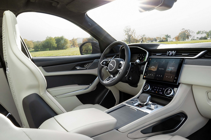 Người lái xe cũng được hưởng thụ với cảm giác phanh được cải thiện trên F-PACE SVR mới. Hệ thống phanh đĩa hai mảnh 395 mm (trước) và 396 mm (sau) hiện được hỗ trợ bởi hệ thống trợ lực phanh tích hợp mới, cùng với việc hiệu chỉnh lại hệ thống, mang lại bàn đạp phanh ngắn và thể thao hơn.