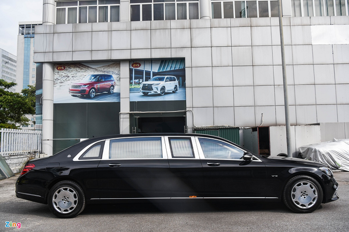 Điểm gây ấn tượng nhất về ngoại hình của xe là kích thước đồ sộ. Mercedes-Maybach S650 Pullman có các thông số dài x rộng x cao tương ứng 6.499 x 1.899 x 1.598 (mm), chiều dài cơ sở lên tới 4.418 mm. So với biến thể Mercedes-Maybach S650 tiêu chuẩn, S650 Pullman dài hơn 1.037 mm.