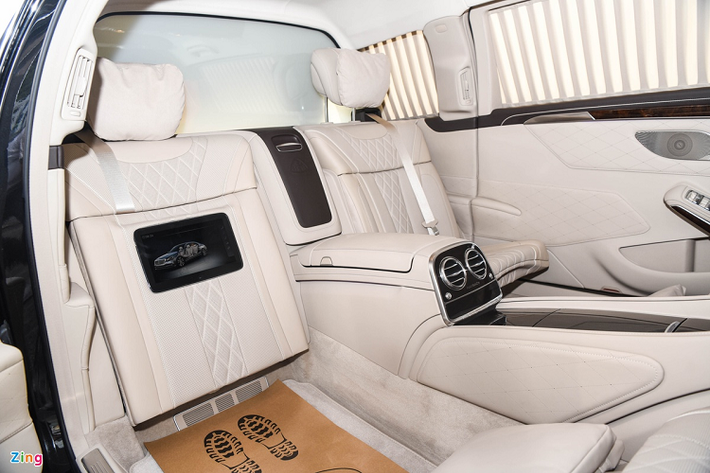 Nhờ chiều dài cơ sở lên tới 4.418 mm, khoang hành khách của S650 Pullman được thiết kế tách biệt khỏi khoang lái bằng vách ngăn. Khu vực này có thiết lập 4 ghế quay mặt vào nhau. Trong đó, hàng ghế sát vách ngăn có thể gập gọn, đồng thời để lộ màn hình phía dưới mặt ghế.