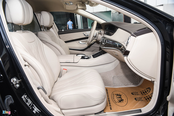 Dù những tiện nghi xa hoa nhất được dành cho hàng ghế ngồi của chủ nhân, khoang lái Mercedes-Maybach S650 Pullman 2020 vẫn giữ được sự sang trọng vốn có. Bề mặt táp-lô hoàn thiện tỉ mỉ, cầu kỳ, sử dụng vật liệu cao cấp như da, nhôm và gỗ bóng. Bảng đồng hồ dạng màn hình kỹ thuật số, nối liền màn hình giải trí trung tâm.