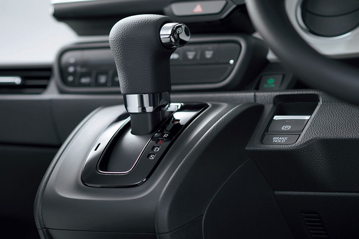 Phanh đỗ xe điện tử, tính năng tạm giữ phanh tự động ... và ghế Ultra Seats đằng sau là những điểm nhấn không thể bỏ qua của mẫu xe "hộp diêm" này. Ghế Ultra Seats vừa thực dụng vừa có tính năng nhắc nhở vẫn còn hành khách ngồi trên xe để tài xế không bỏ quên. Đây là mẫu xe kei car đầu tiên tại Nhật Bản được trang bị tính năng này.