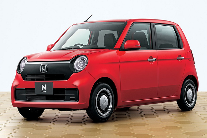 Mới đây, hãng Honda đã chính thức vén màn thế hệ thứ hai của mẫu xe kei car N-One tại thị trường Nhật Bản. Bên ngoài, Honda N-One 2021 mới không có gì thay đổi so với trước nhưng hãng Honda khẳng định là mẫu xe "hộp diêm" này đã trở nên thông minh hơn và an toàn hơn. So với thế hệ cũ, xe chỉ thay đổi nhẹ ở thiết kế đầu và đuôi xe. Theo đó, dải màu đen nằm giữa đèn pha trên đầu xe giờ đây được thiết kế dày dặn hơn trong khi hốc gió trung tâm trên cản trước mở rộng ra.