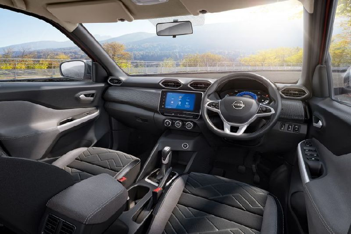 Ở bên trong, Nissan Magnite gây ấn tượng với bố cục rộng rãi, gồm ví trí ngồi cao và khoảng cách hàng ghế trước là 700 mm - tốt nhất phân khúc. Hành khách phía sau cũng sẽ được tận hưởng không gian để đầu gối ngang với các xe ở tầm trên, trong khi khoang hành lý có dung tích chứa đồ lên tới 336 lít.
